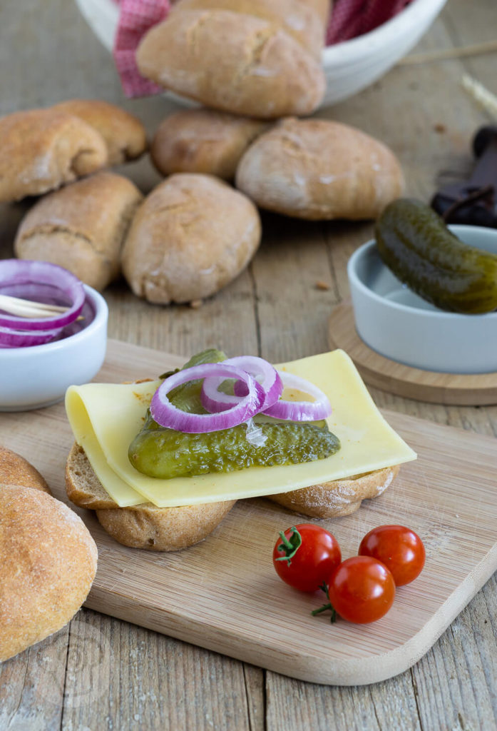 Die Röggelchen sind eine Spezialität aus der rheinischen Küche. Probiert doch einfach mal die leckeren Brötchen mit Sauerteig. Sie sind fester Bestandteil des Halven Hahn. Küchentraum & Purzelbaum | #backen | #brötchen