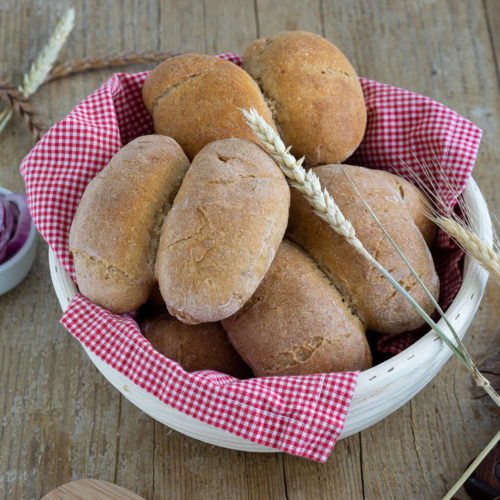 Die Röggelchen sind eine Spezialität aus der rheinischen Küche. Probiert doch einfach mal die leckeren Brötchen mit Sauerteig. Sie sind fester Bestandteil des Halven Hahn. Küchentraum & Purzelbaum | #backen | #brötchen