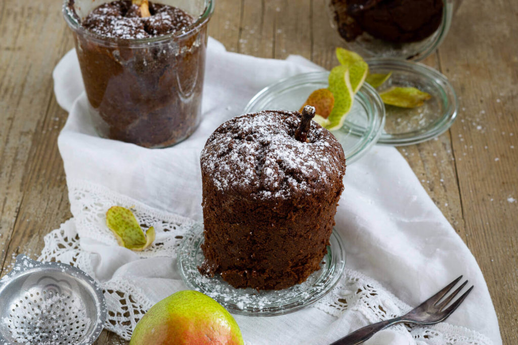 Saftiger Schoko Birnenkuchen im Glas. Schaut euch unbedingt das Rezept für diesen leckeren Kuchen an. Er ist ideal, wenn ihr mal schnell einen Kuchen braucht. Küchentraum & Purzelbaum | #birnen | #kuchen | #schokolade