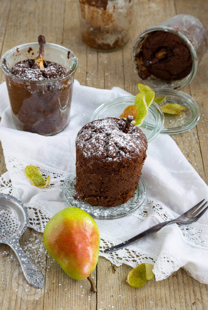 Saftiger Schoko Birnenkuchen im Glas. Schaut euch unbedingt das Rezept für diesen leckeren Kuchen an. Er ist ideal, wenn ihr mal schnell einen Kuchen braucht. Küchentraum & Purzelbaum | #birnen | #kuchen | #schokolade