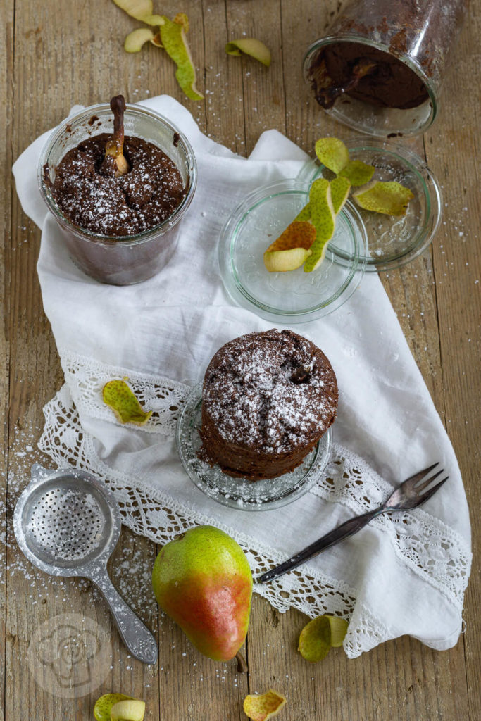 Saftiger Schoko Birnenkuchen im Glas. Schaut euch unbedingt das Rezept für diesen leckeren Kuchen an. Er ist ideal, wenn ihr mal schnell einen Kuchen braucht. Küchentraum & Purzelbaum | #birnen | #kuchen | #schokolade