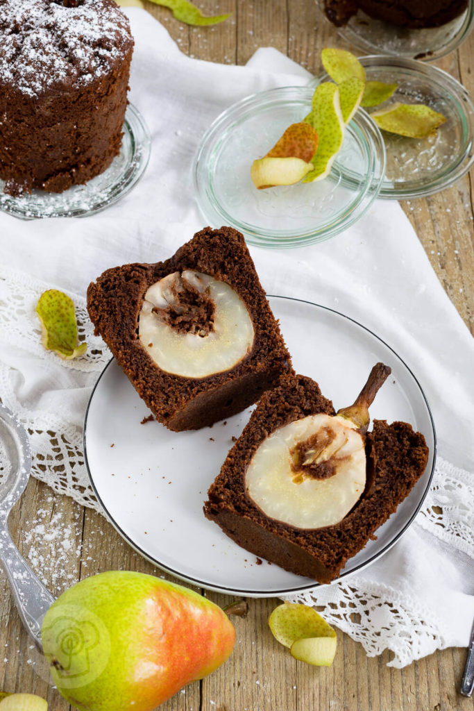 Saftiger Schoko Birnenkuchen im Glas. Schaut euch unbedingt das Rezept für diesen leckeren Kuchen an. Er ist ideal, wenn ihr mal schnell einen Kuchen braucht. Küchentraum & Purzelbaum | #birnen | #kuchen | #schokolade