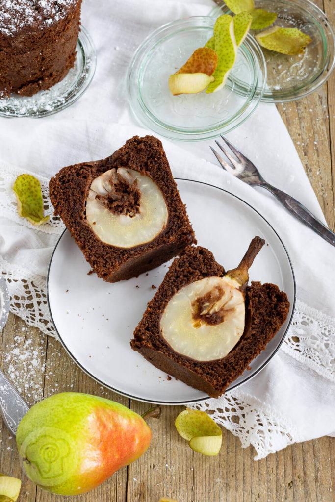 Saftiger Schoko Birnenkuchen im Glas. Schaut euch unbedingt das Rezept für diesen leckeren Kuchen an. Er ist ideal, wenn ihr mal schnell einen Kuchen braucht. Küchentraum & Purzelbaum | #birnen | #kuchen | #schokolade