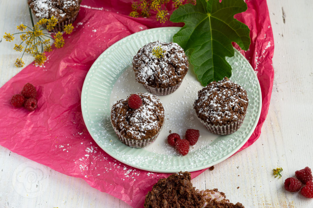 Schnelle und saftige Schokomuffins. Einfach perfekt wenn spontan Besuch kommt. Schaut euch das Rezept unbedingt an. Küchentraum & Purzelbaum | #backen | #schokomuffins