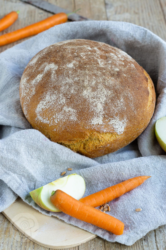 Wohin mit dem Trester beim Entsaften? Warum nicht einfach mal ein leckeres, saftiges Brot damit backen? Probiert es aus und lasst euch überraschen. Küchentraum & Purzelbaum | #brot | #trester | #backen