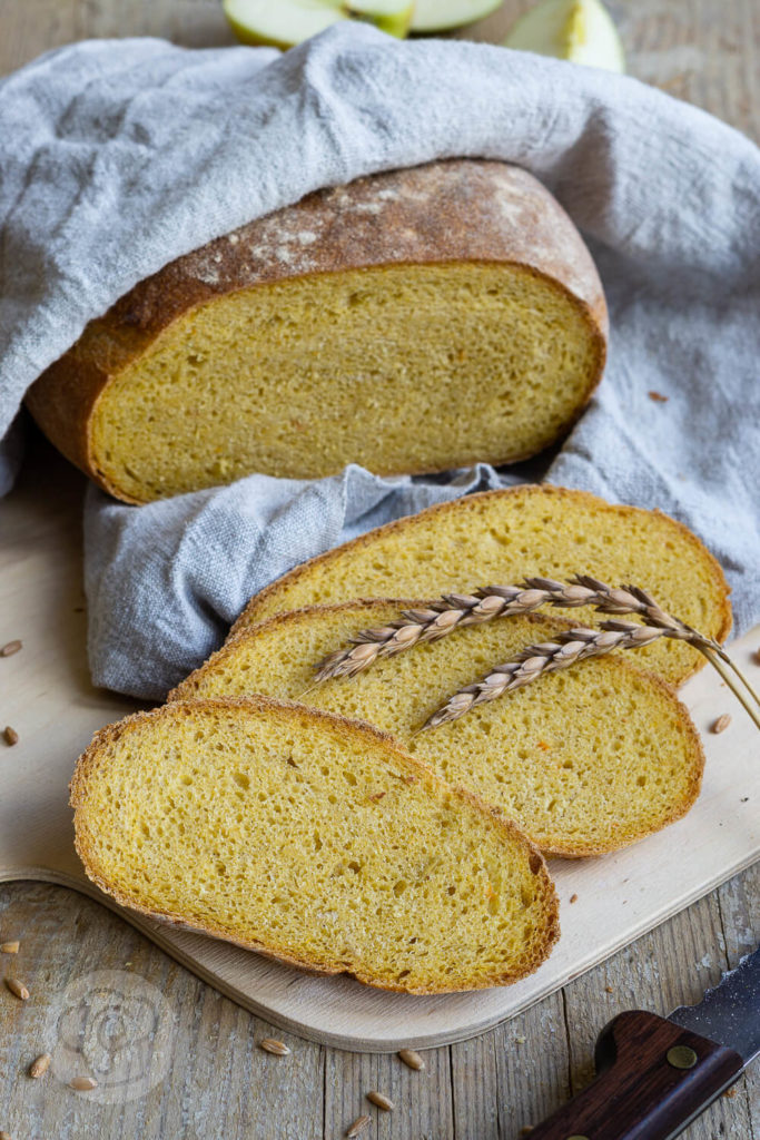 Wohin mit dem Trester beim Entsaften? Warum nicht einfach mal ein leckeres, saftiges Brot damit backen? Probiert es aus und lasst euch überraschen. Küchentraum & Purzelbaum | #brot | #trester | #backen