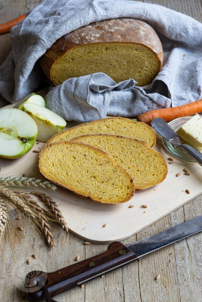 Wohin mit dem Trester beim Entsaften? Warum nicht einfach mal ein leckeres, saftiges Brot damit backen? Probiert es aus und lasst euch überraschen. Küchentraum & Purzelbaum | #brot | #trester | #backen