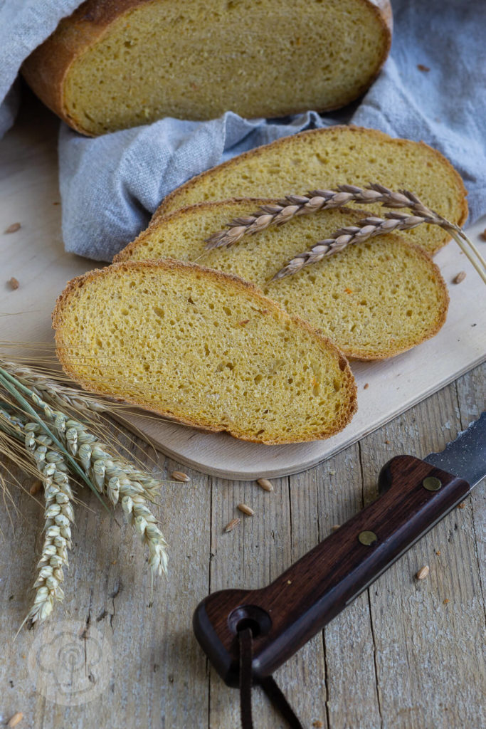 Wohin mit dem Trester beim Entsaften? Warum nicht einfach mal ein leckeres, saftiges Brot damit backen? Probiert es aus und lasst euch überraschen. Küchentraum & Purzelbaum | #brot | #trester | #backen