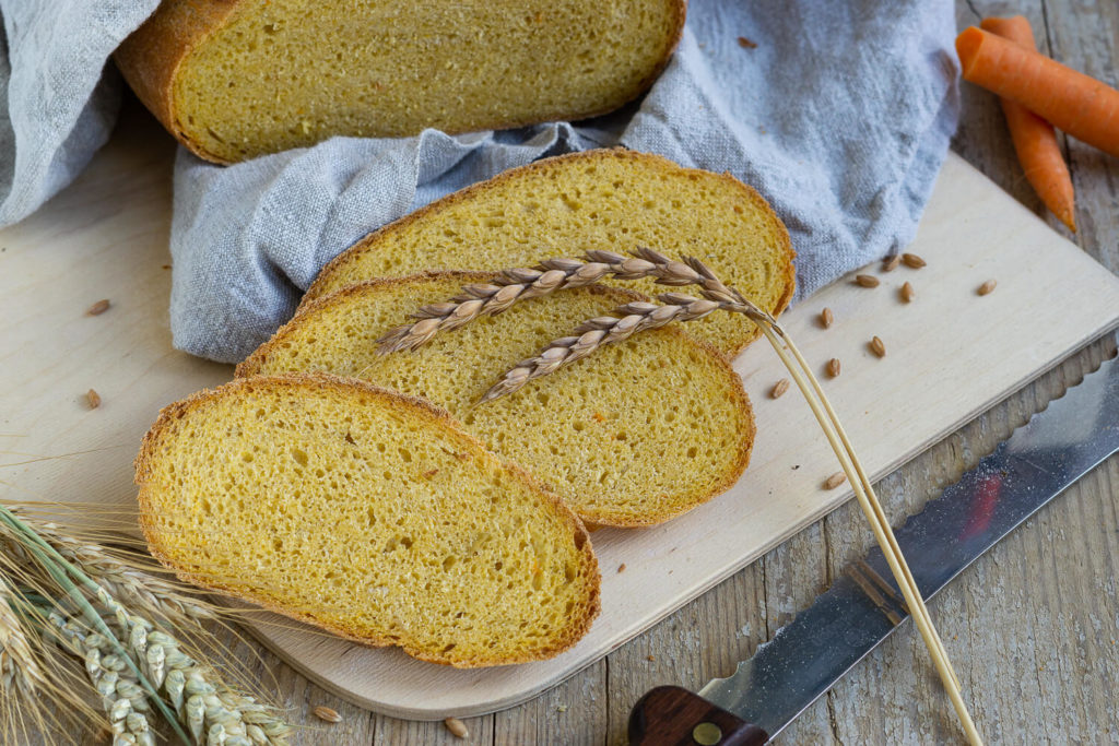 Wohin mit dem Trester beim Entsaften? Warum nicht einfach mal ein leckeres, saftiges Brot damit backen? Probiert es aus und lasst euch überraschen. Küchentraum & Purzelbaum | #brot | #trester | #backen