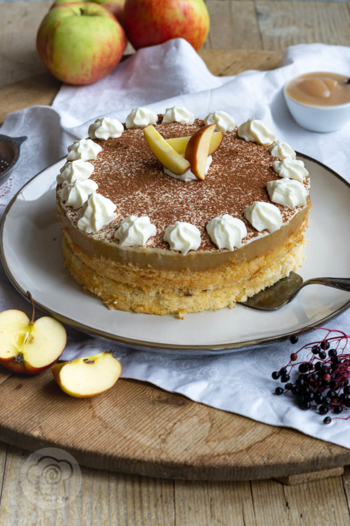 Rezept Apfelmustorte mit Pudding - Leckere Apfelmustorte mit Pudding, Sahne und Kakaopulver. Schmeckt fruchtig frisch im Sommer, aber auch in der Weihnachtszeit mit winterlichen Gewürzen wie Zimt oder Lebkuchengewürz perfekt für die Kaffeetafel. Küchentraum & Purzelbaum | #apfelmus | #kuchen | #backen | #torte