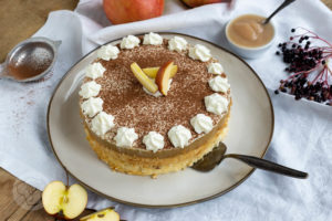 Rezept Apfelmustorte mit Pudding - Leckere Apfelmustorte mit Pudding, Sahne und Kakaopulver. Schmeckt fruchtig frisch im Sommer, aber auch in der Weihnachtszeit mit winterlichen Gewürzen wie Zimt oder Lebkuchengewürz perfekt für die Kaffeetafel. Küchentraum & Purzelbaum | #apfelmus | #kuchen | #backen | #torte