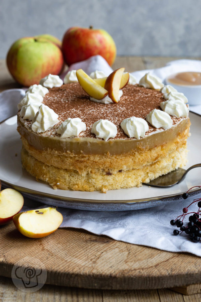 Rezept Apfelmustorte mit Pudding - Leckere Apfelmustorte mit Pudding, Sahne und Kakaopulver. Schmeckt fruchtig frisch im Sommer, aber auch in der Weihnachtszeit mit winterlichen Gewürzen wie Zimt oder Lebkuchengewürz perfekt für die Kaffeetafel. Küchentraum & Purzelbaum | #apfelmus | #kuchen | #backen | #torte