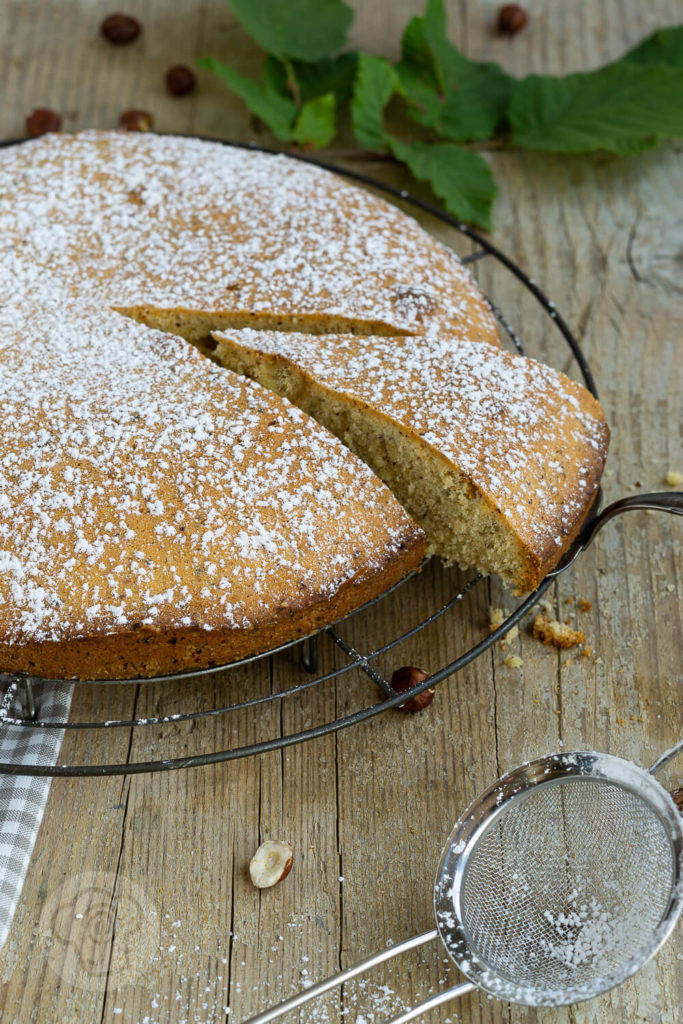 Backen mit heimischem Superfood. Dieser einfache Nusskuchen schmeckt der ganzen Familie, nicht nur im Herbst. Ein Muss für alle die Nüsse mögen. Küchentraum & Purzelbaum | #backen | #kuchen | #nusskuchen | #superfood