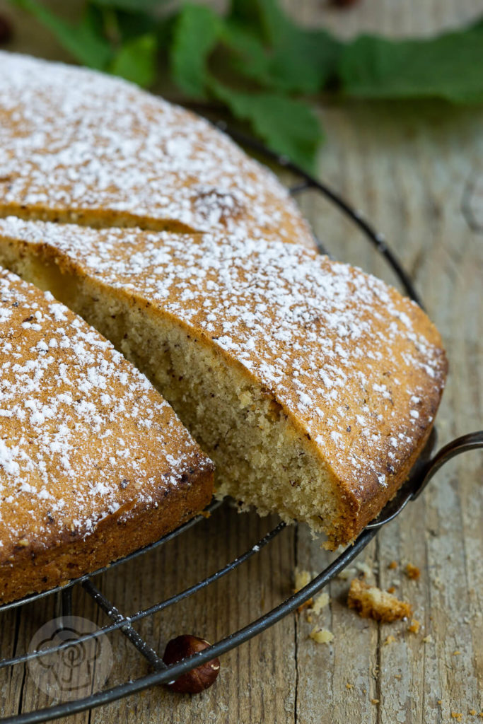 Backen mit heimischem Superfood. Dieser einfache Nusskuchen schmeckt der ganzen Familie, nicht nur im Herbst. Ein Muss für alle die Nüsse mögen. Küchentraum & Purzelbaum | #backen | #kuchen | #nusskuchen | #superfood