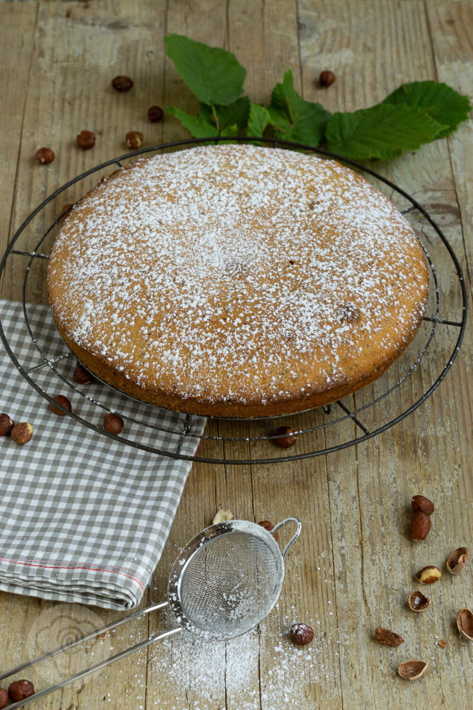 Backen mit heimischem Superfood. Dieser einfache Nusskuchen schmeckt der ganzen Familie, nicht nur im Herbst. Ein Muss für alle die Nüsse mögen. Küchentraum & Purzelbaum | #backen | #kuchen | #nusskuchen | #superfood