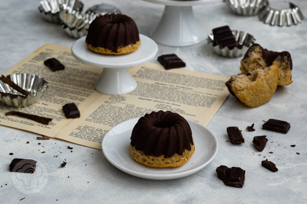 Veganer Mini Gugelhupf mit Schokoglasur