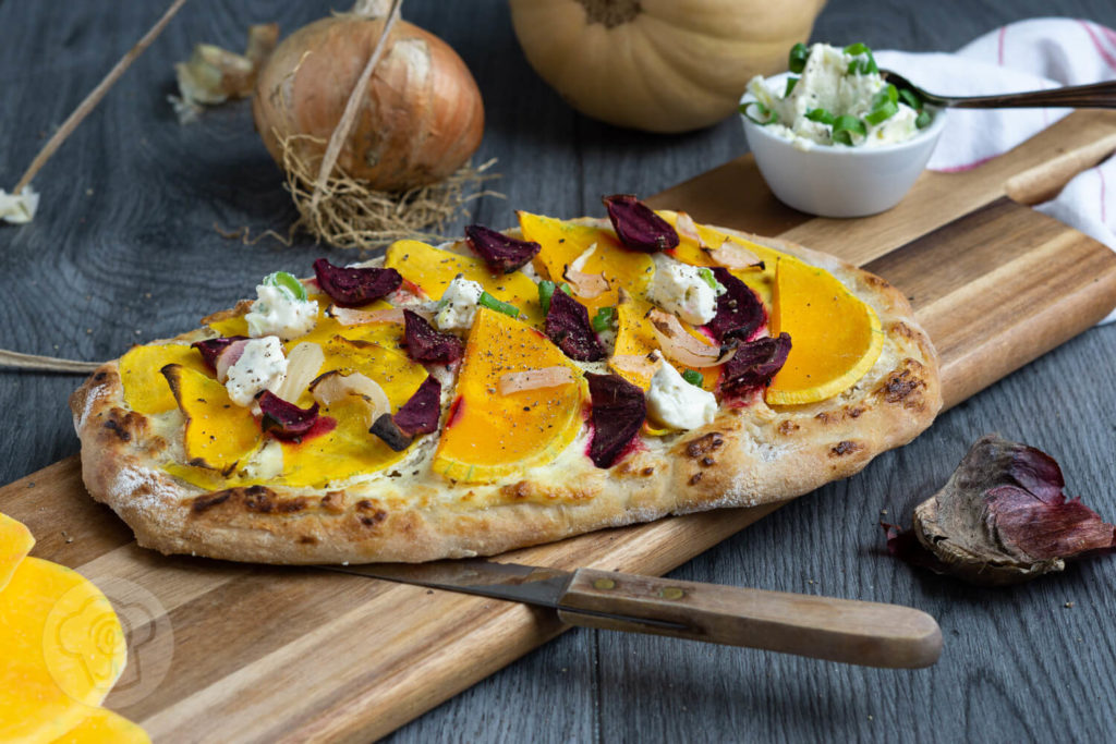 Entdeckt das Rezept für diese leckere Pinsa mit Kürbis, roter Bete, Zwiebeln und einer leckere Creme aus Frischkäse und Crème fraîche. Das ist ein Genuss für alle Sinne. Küchentraum & Purzelbaum | #pinsa | #hefeteig | #herbst | #kürbis
