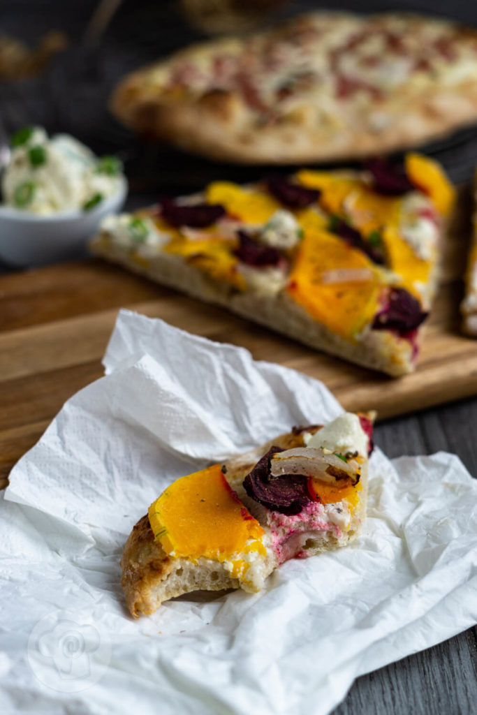 Entdeckt das Rezept für diese leckere Pinsa mit Kürbis, roter Bete, Zwiebeln und einer leckere Creme aus Frischkäse und Crème fraîche. Das ist ein Genuss für alle Sinne. Küchentraum & Purzelbaum | #pinsa | #hefeteig | #herbst | #kürbis