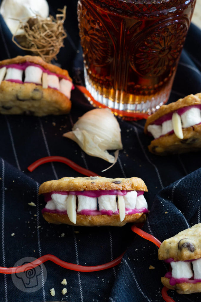 Schoko Cookies als Gebiss Kekse zu Halloween