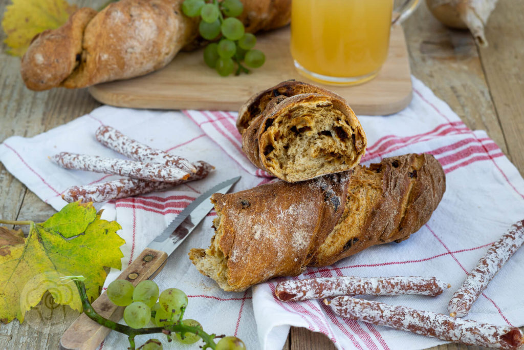Rezept für ein herzhaftes Zwiebelbrot mit Röstzwiebeln. Ihr könnt das Zwiebelbrot als Baguette oder - so wie ich - als Wurzelbrot bzw. Zwirbel formen. Das Brot passt hervorragend als Beilage zum Grillen oder als Brot zu einer leckeren Brotzeit. Aber natürlich auch zu einer deftigen Wurst und zu einem leckeren Wein. Küchentraum & Purzelbaum | #brot | #zwiebel | #wurzelbrot | #baguette