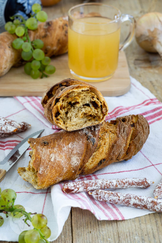 Rezept für ein herzhaftes Zwiebelbrot mit Röstzwiebeln. Ihr könnt das Zwiebelbrot als Baguette oder - so wie ich - als Wurzelbrot bzw. Zwirbel formen. Das Brot passt hervorragend als Beilage zum Grillen oder als Brot zu einer leckeren Brotzeit. Aber natürlich auch zu einer deftigen Wurst und zu einem leckeren Wein. Küchentraum & Purzelbaum | #brot | #zwiebel | #wurzelbrot | #baguette