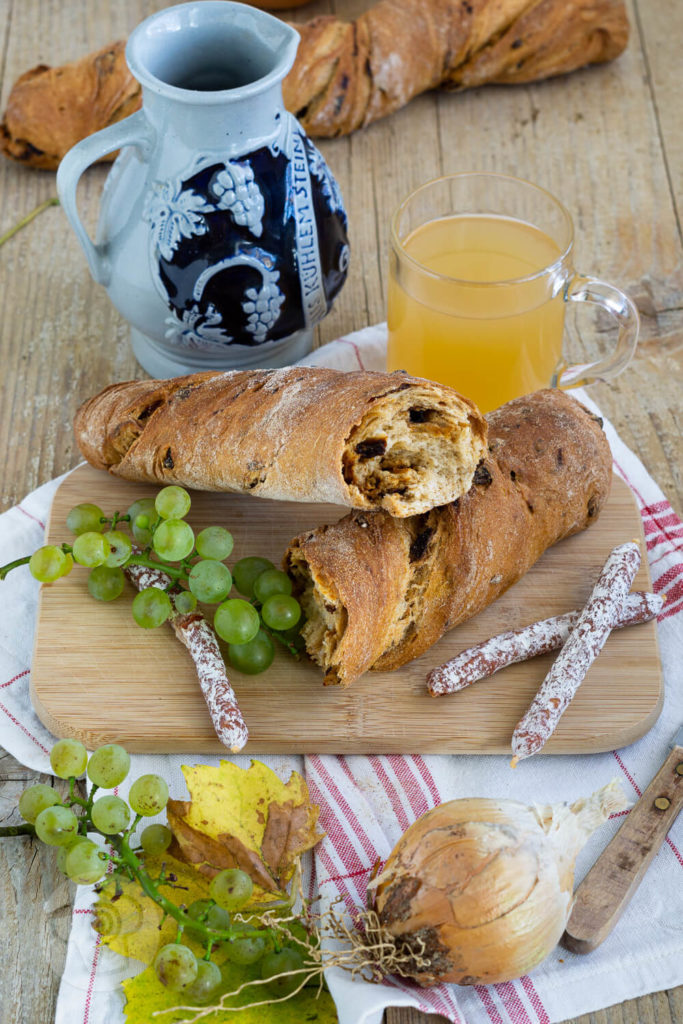 Rezept für ein herzhaftes Zwiebelbrot mit Röstzwiebeln. Ihr könnt das Zwiebelbrot als Baguette oder - so wie ich - als Wurzelbrot bzw. Zwirbel formen. Das Brot passt hervorragend als Beilage zum Grillen oder als Brot zu einer leckeren Brotzeit. Aber natürlich auch zu einer deftigen Wurst und zu einem leckeren Wein. Küchentraum & Purzelbaum | #brot | #zwiebel | #wurzelbrot | #baguette