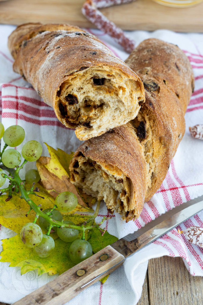 Rezept für ein herzhaftes Zwiebelbrot mit Röstzwiebeln. Ihr könnt das Zwiebelbrot als Baguette oder - so wie ich - als Wurzelbrot bzw. Zwirbel formen. Das Brot passt hervorragend als Beilage zum Grillen oder als Brot zu einer leckeren Brotzeit. Aber natürlich auch zu einer deftigen Wurst und zu einem leckeren Wein. Küchentraum & Purzelbaum | #brot | #zwiebel | #wurzelbrot | #baguette