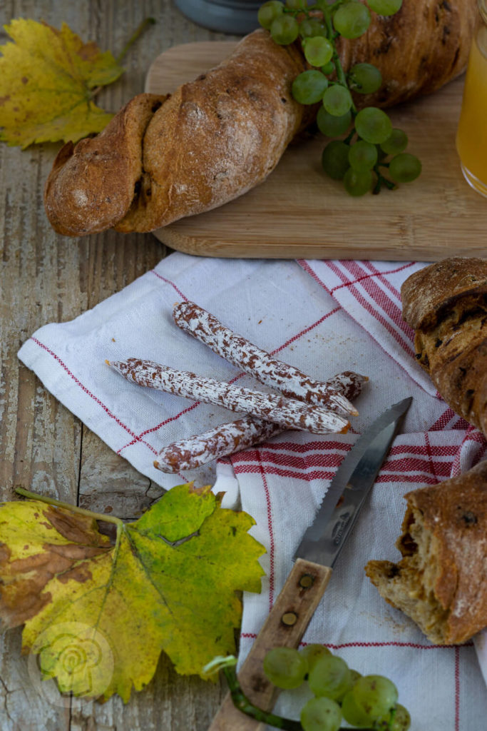 Rezept für ein herzhaftes Zwiebelbrot mit Röstzwiebeln. Ihr könnt das Zwiebelbrot als Baguette oder - so wie ich - als Wurzelbrot bzw. Zwirbel formen. Das Brot passt hervorragend als Beilage zum Grillen oder als Brot zu einer leckeren Brotzeit. Aber natürlich auch zu einer deftigen Wurst und zu einem leckeren Wein. Küchentraum & Purzelbaum | #brot | #zwiebel | #wurzelbrot | #baguette