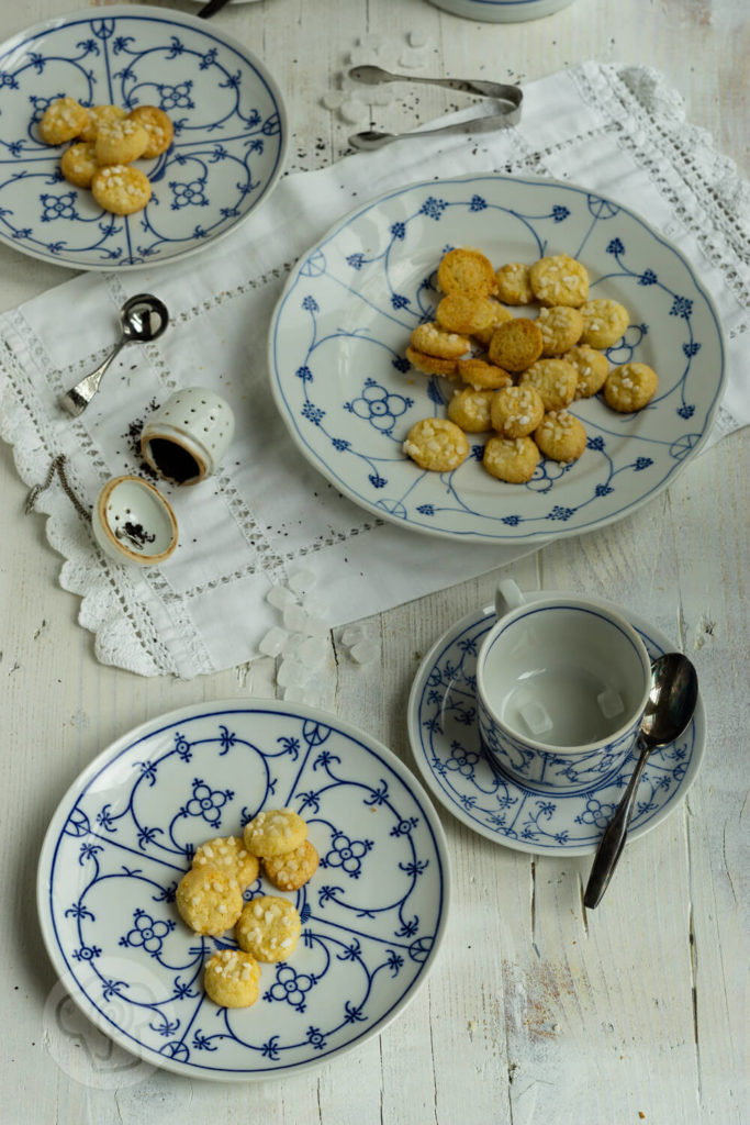 Friesenkekse auf blau weißen Teller mit Teetasse