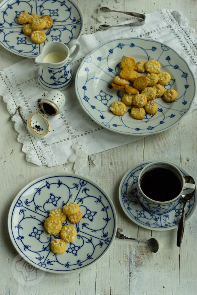 Friesenkekse auf blau weißen Teller mit Teetasse