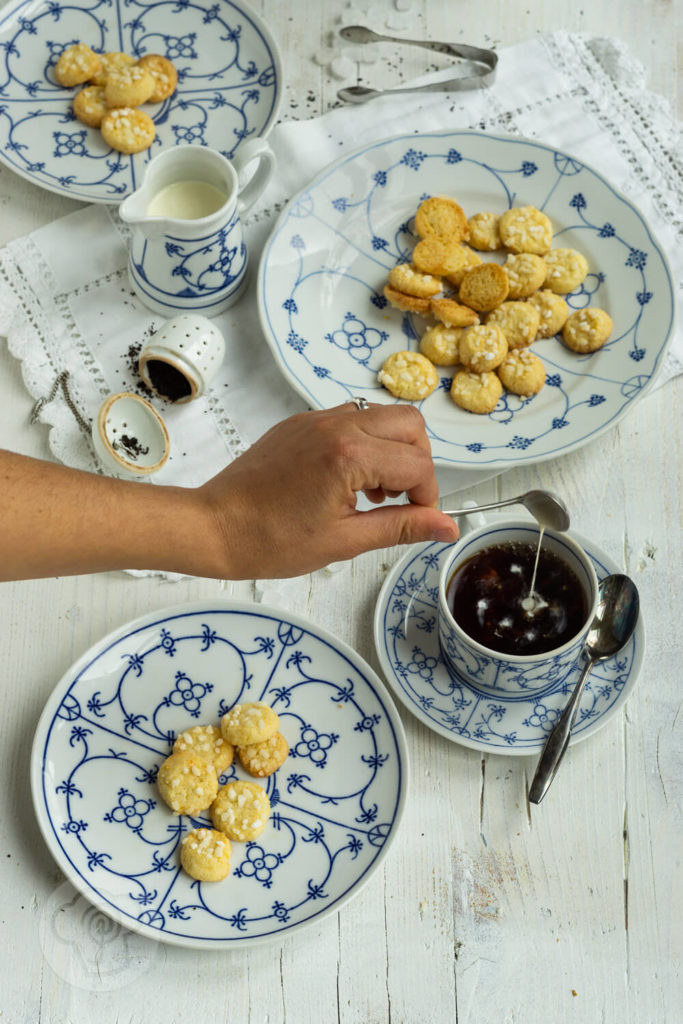 Friesenkekse auf blau weißen Teller mit Teetasse