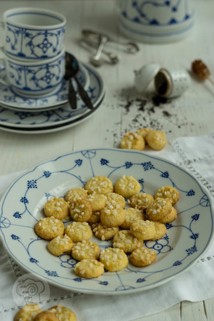 Friesenkekse auf blau-weißem Teller