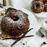 Saftiger Glühweinkuchen. Großer Gugelhupf und Minigugelhupf.