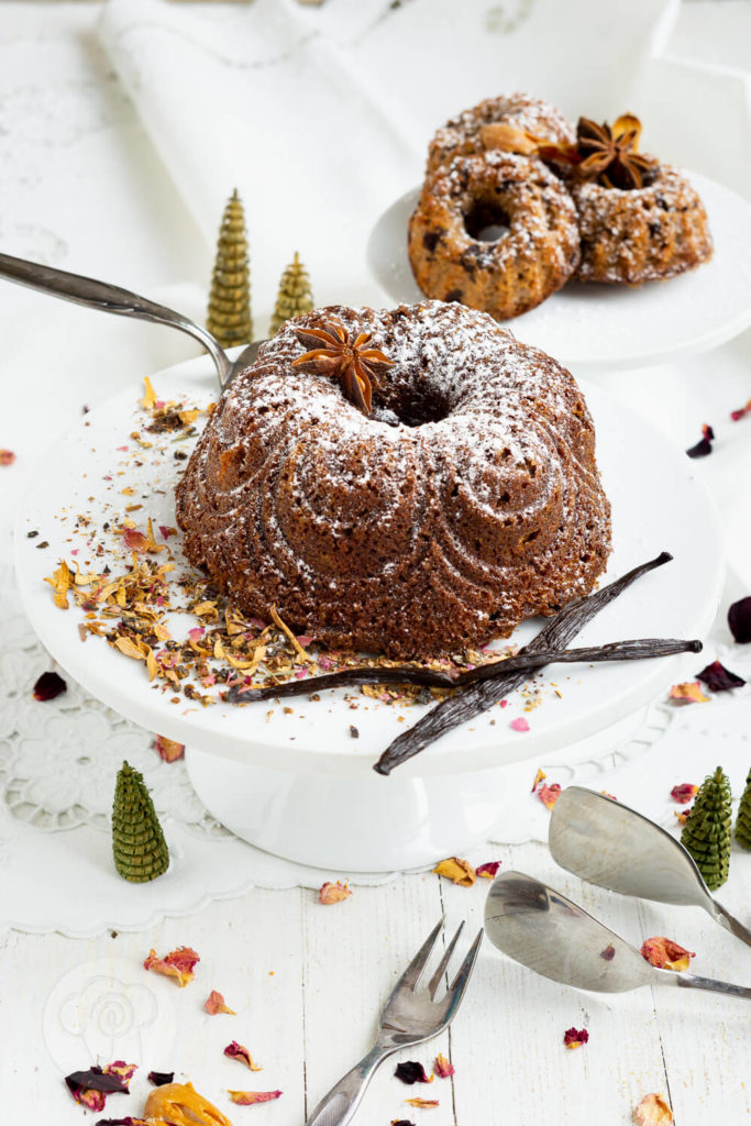 Saftiger Glühweinkuchen. Großer Gugelhupf und Minigugelhupf.