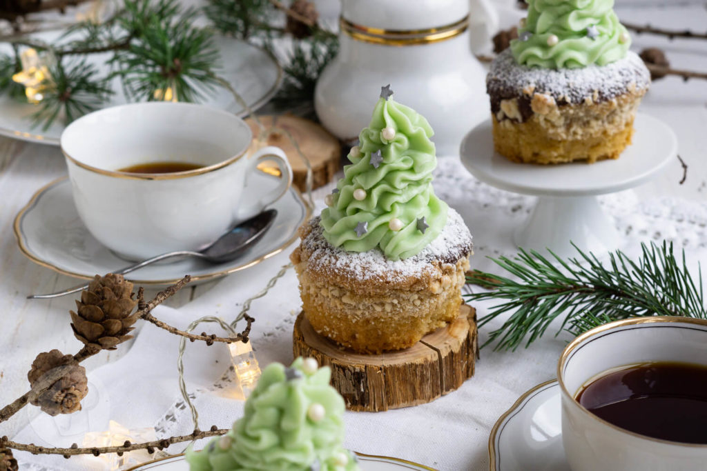 Süße Dekoidee für die glutenfreien Kuchen: Mit diesem Frosting werden es Tannenbaum Cupcakes.