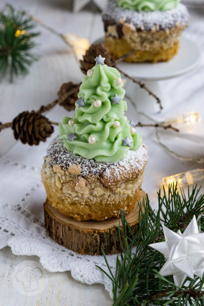 Süße Dekoidee für die glutenfreien Kuchen: Mit diesem Frosting werden es Tannenbaum Cupcakes.