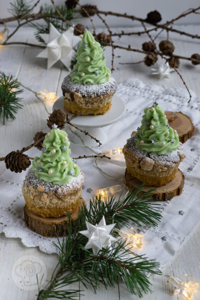 Süße Dekoidee für die glutenfreien Kuchen: Mit diesem Frosting werden es Tannenbaum Cupcakes.