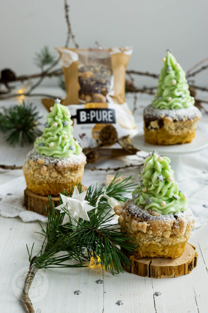 Süße Dekoidee für die glutenfreien Kuchen: Mit diesem Frosting werden es Tannenbaum Cupcakes.
