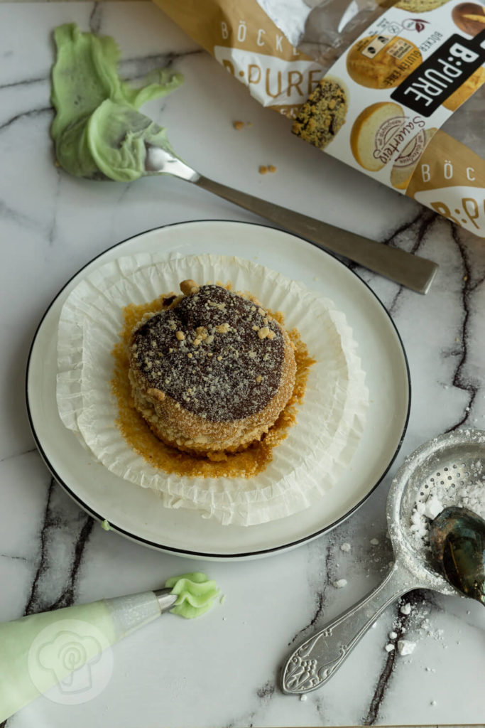 Süße Dekoidee für die glutenfreien Kuchen: Mit diesem Frosting werden es Tannenbaum Cupcakes.