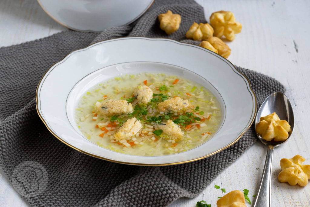 Gemüsesuppe mit Grießklößchen und Schwimmerle