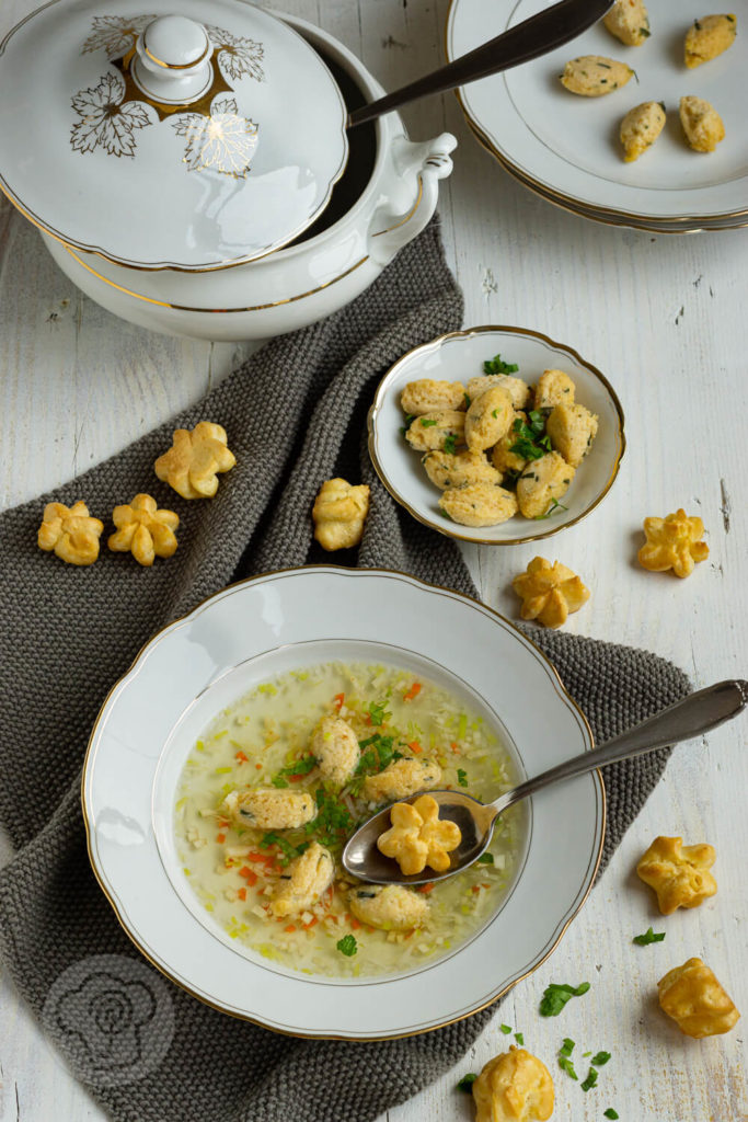 Gemüsesuppe mit Grießklößchen und Schwimmerle