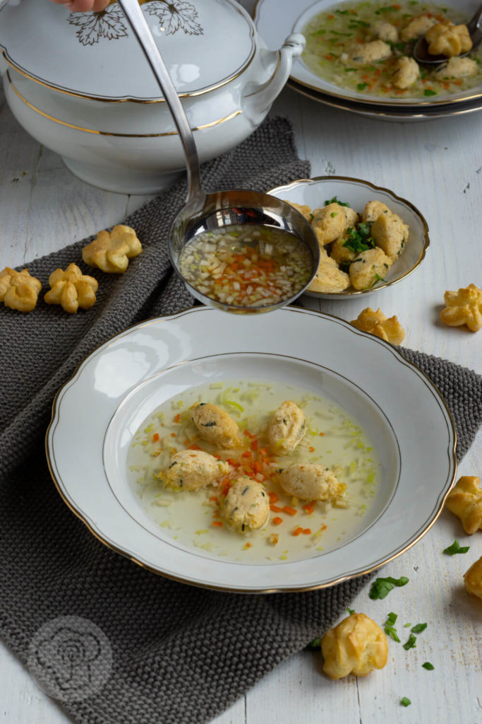 Gemüsesuppe mit Grießklößchen und Schwimmerle