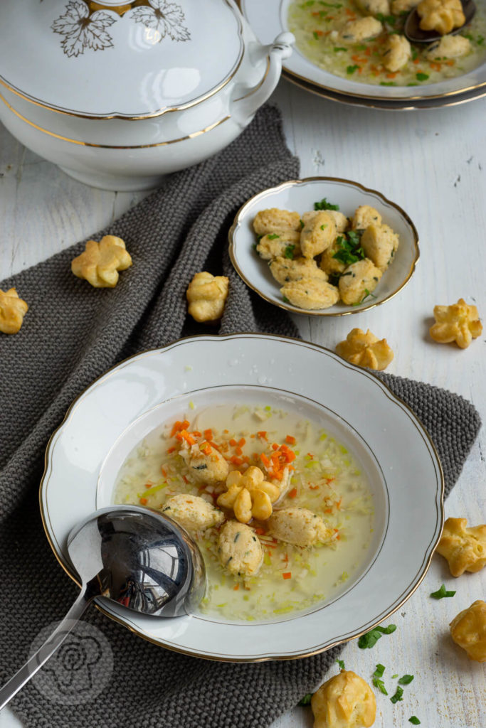 Gemüsesuppe mit Grießklößchen und Schwimmerle