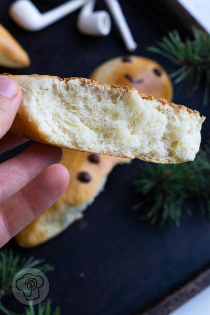 Grittibänz mit weißem und schwarzem Hefeteig. Gebildbrote zu Nikolaus.