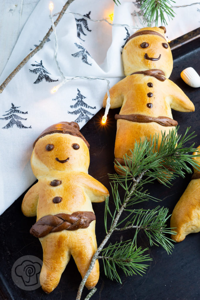 Grittibänz mit weißem und schwarzem Hefeteig. Gebildbrote zu Nikolaus