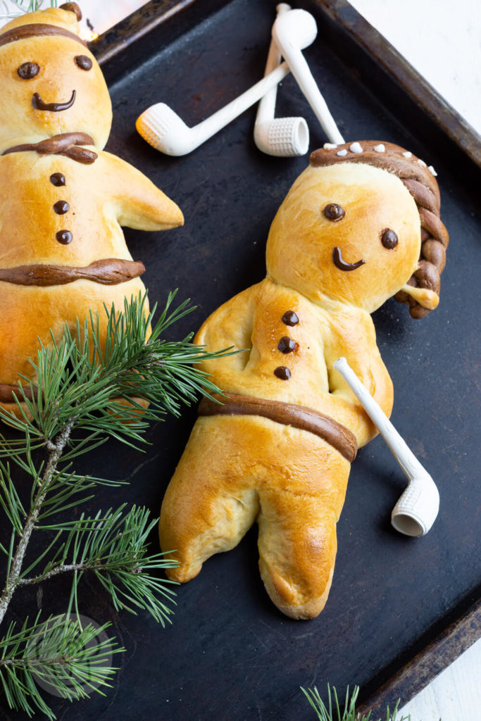 Grittibänz mit weißem und schwarzem Hefeteig. Gebildbrote zu Nikolaus