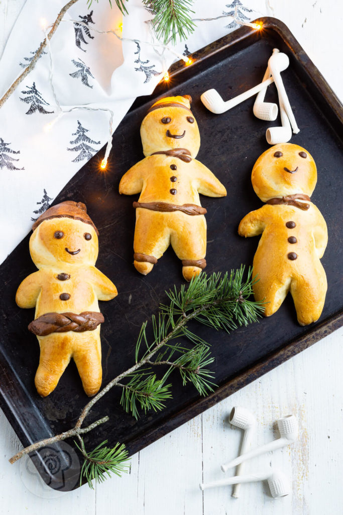 Grittibänz mit weißem und schwarzem Hefeteig. Gebildbrote zu Nikolaus