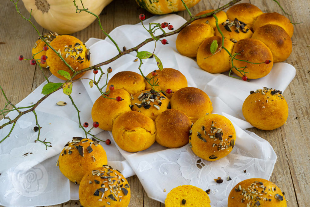 Softe Kürbisbrötchen als Blume