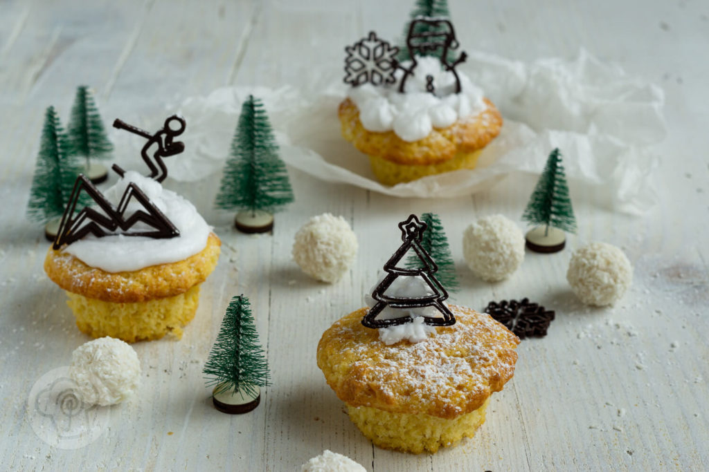 Muffins mit weißer Schokolade, Frosting und Schokodekor