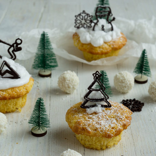 Muffins mit weißer Schokolade 6 Muffins mit weißer Schokolade, Frosting und Schokodekor